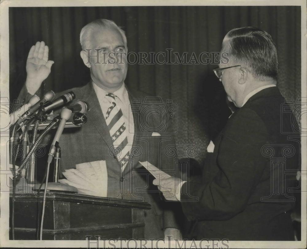 1971 Press Photo Judge Meeks Gives Mayoral Re-Election Oath To George Seibels-Historic Images