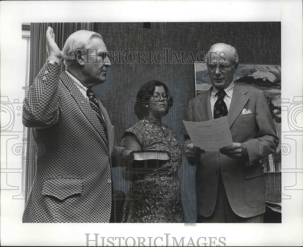 1976, George Seibels sworn in by John Eden in Washington D.C. - Historic Images