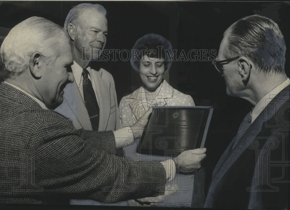 1975 Press Photo Birmingham Mayor George Seibels shows off award to R.B Gillette - Historic Images