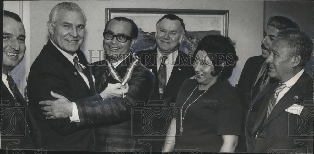 1972 Birmingham Mayor George Seibels &amp; Guatemala representatives - Historic Images