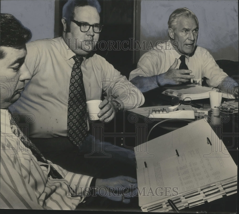 1974 Birmingham Mayor George Seibels &amp; Bob Land, Joe Carey, budget - Historic Images