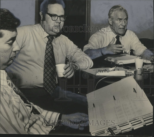 1974 Birmingham Mayor George Seibels & Bob Land, Joe Carey, budget - Historic Images