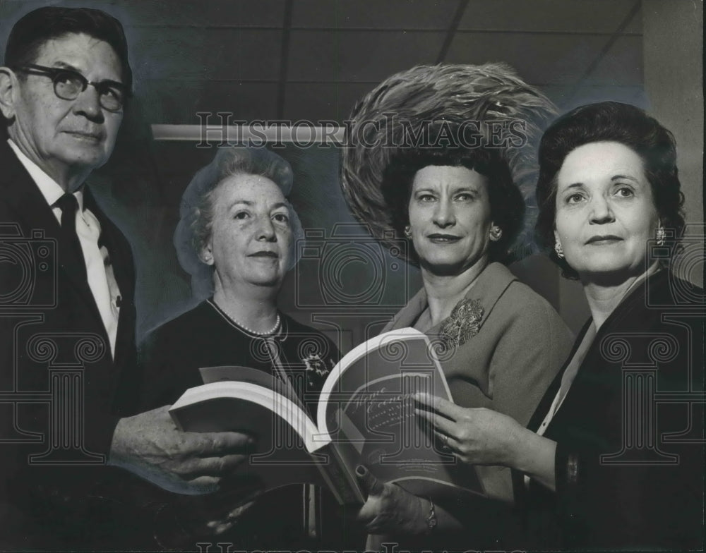 1965 Press Photo Mrs. Byrle Daugherty, Bessemer teacher, with Others at Meeting - Historic Images