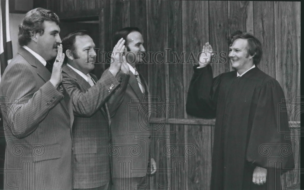 1977 Shelby County Circuit Judge Kenneth Ingram conducts ceremony - Historic Images