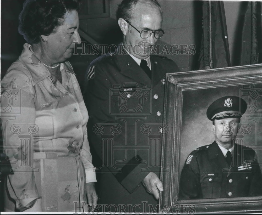 1976 Retired Brigadier General Lauris D. Graves and wife with photo - Historic Images