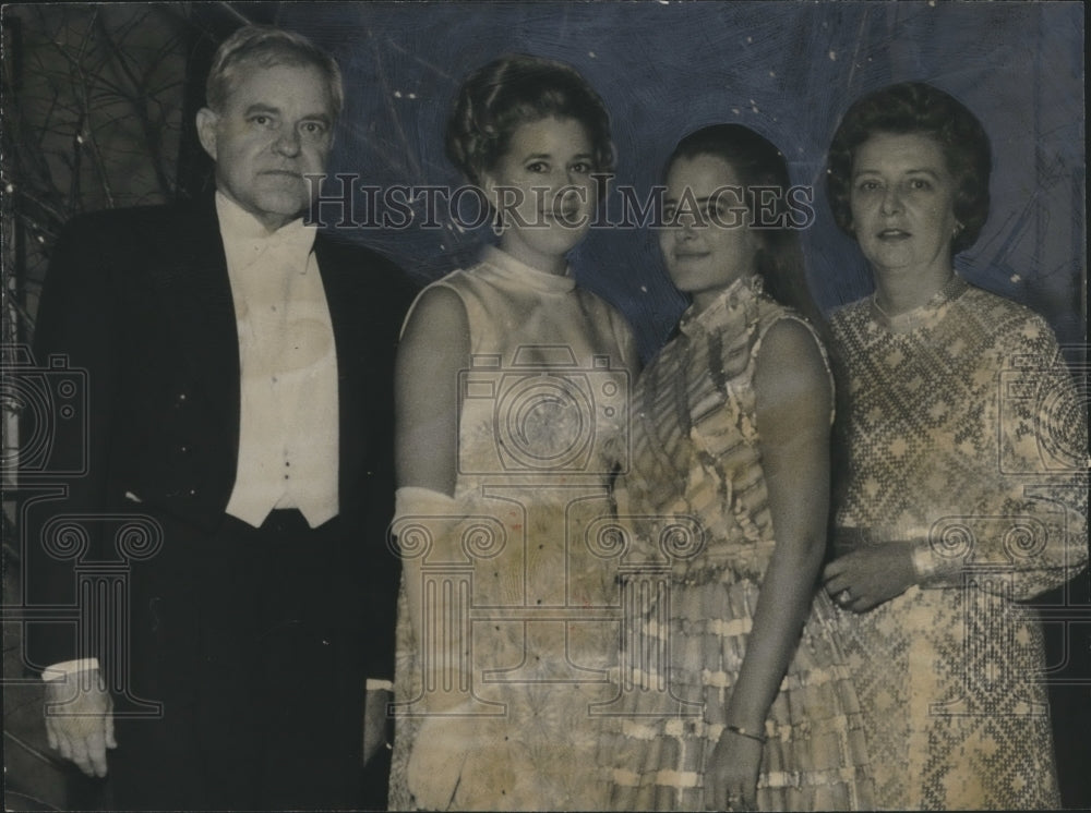 1970 Press Photo Miss Kathryn Lynn Hicks made her debutante ball with Family - Historic Images