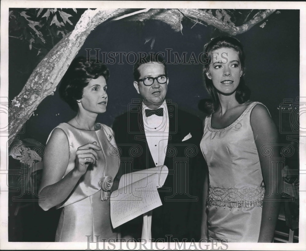 1966 Press Photo Ball Chairman Mrs. Marshall Haynes assigns tables with Others - Historic Images