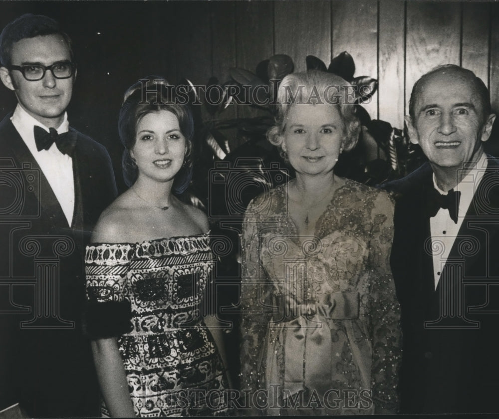 1971 Press Photo Ball of Roses presents Virginia Haskell with parents, Other - Historic Images