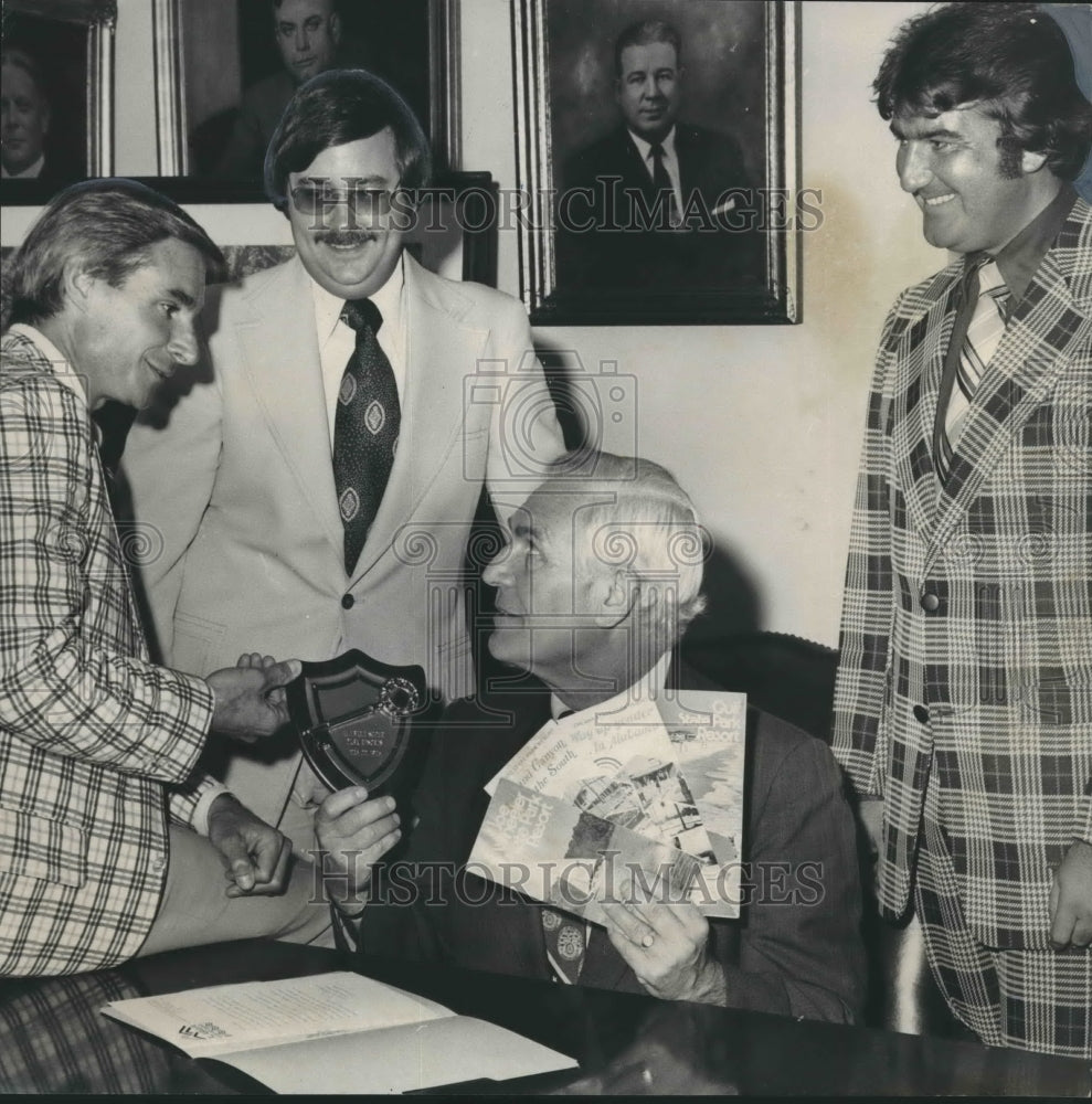 1975 Birmingham mayor George Seibels given keys to park by Valentine - Historic Images