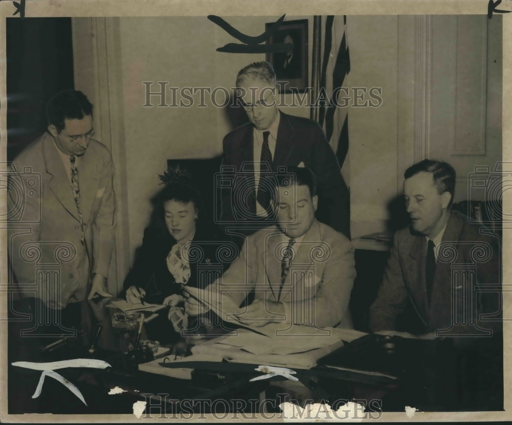 1945 Mayor Cooper Green and Doctor John A. Bryan, Others in office - Historic Images