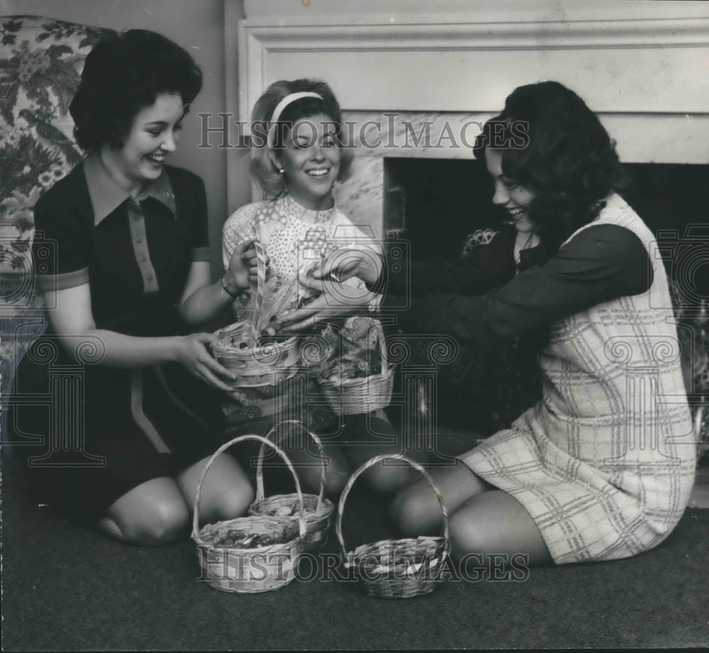 1972 Press Photo Junior Women&#39;s Committee to Deliver Easter Baskets to Ketona- Historic Images