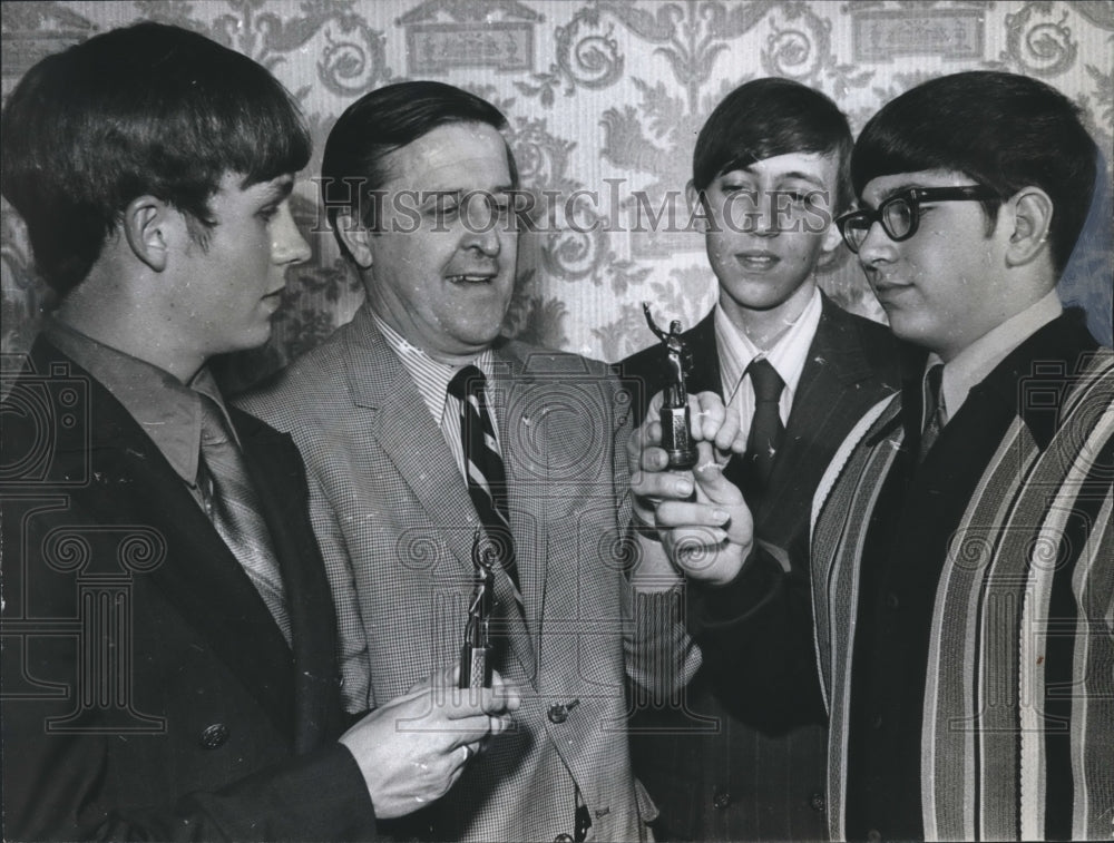 1971, Birmingham AL mayor assistant Bob Olson &amp; others with gifts - Historic Images