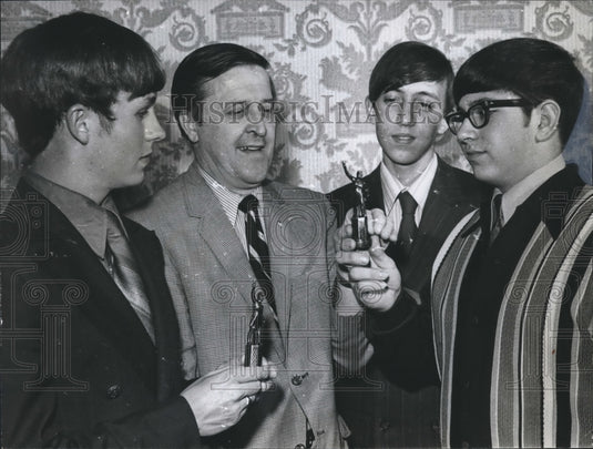 1971, Birmingham AL mayor assistant Bob Olson & others with gifts - Historic Images