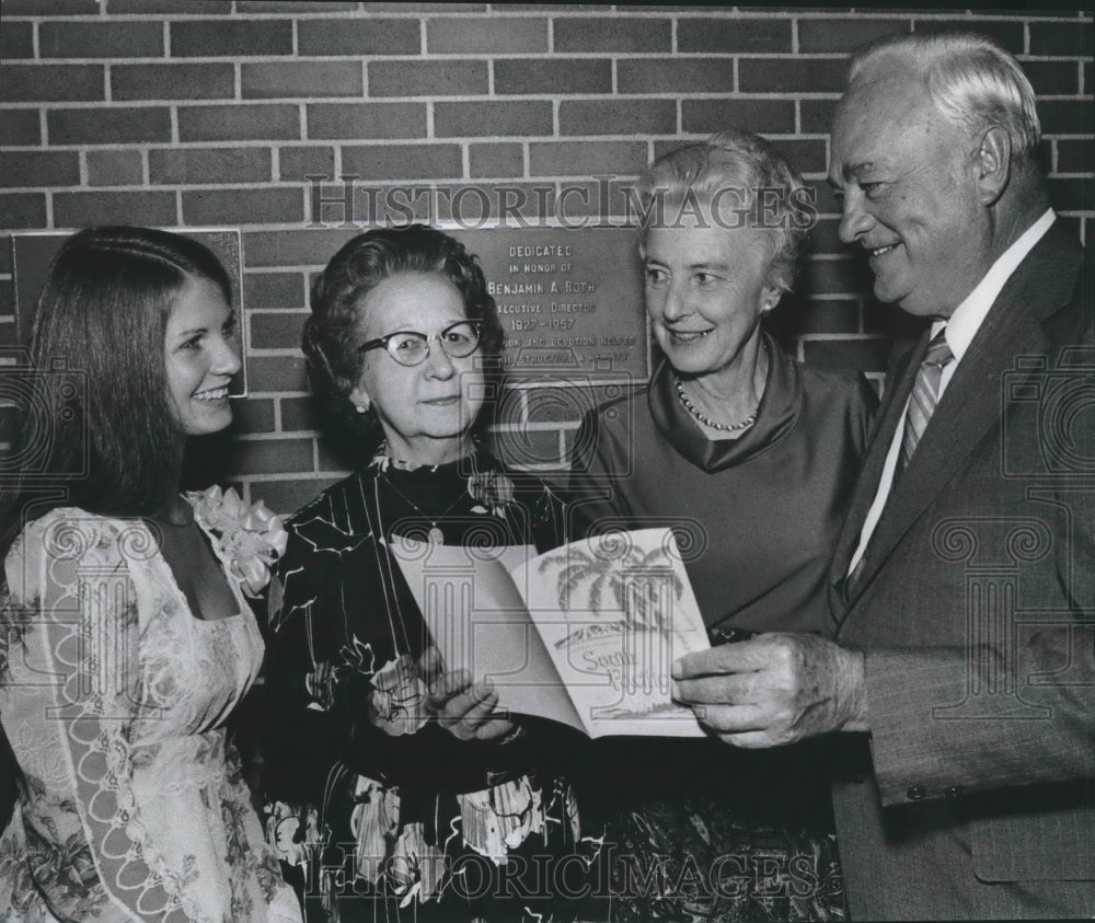 1976 Press Photo Nurse Mrs.Ida V. Moffett &amp; others, nursing scholarship benefit - Historic Images