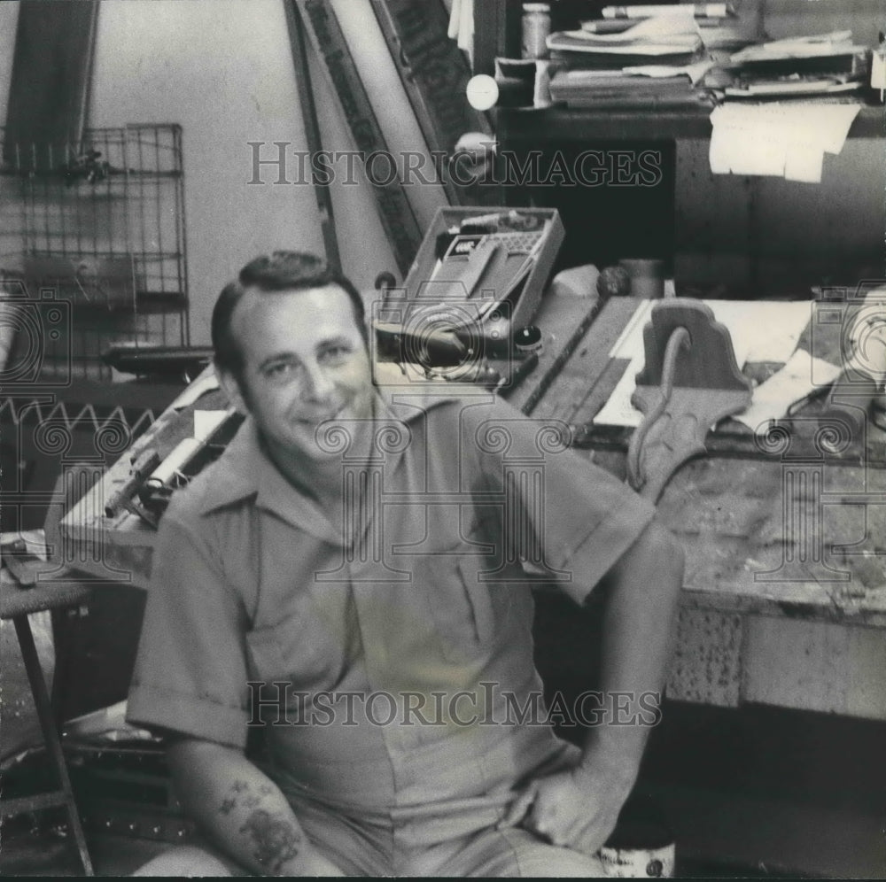 1974 Press Photo Bill Sharpton, artist, relaxes in his sign shop - abno06224 - Historic Images