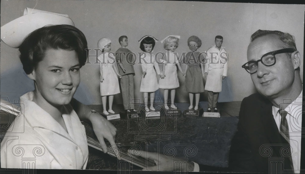 1967 Press Photo Clay Sheffield and student with dolls dressed as health workers - Historic Images