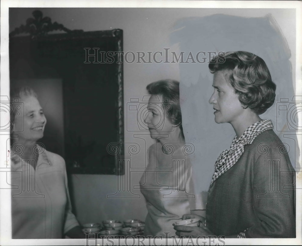 1966, Mrs. Jesse E. Miller with unidentified ladies - abno06296 - Historic Images