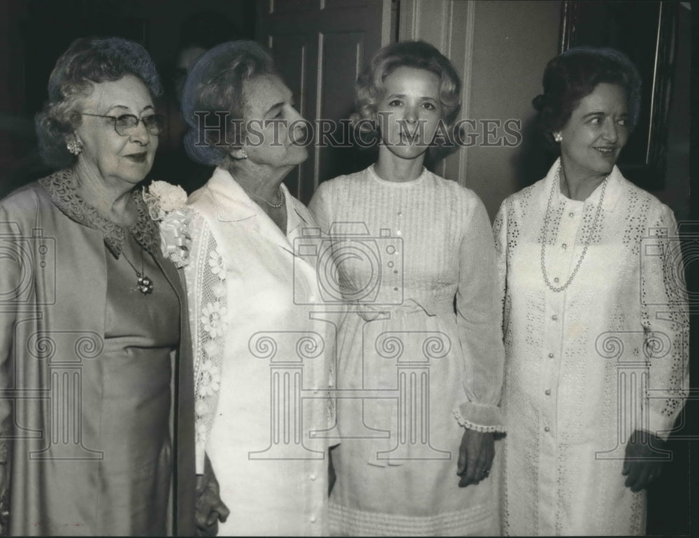 1970 Press Photo Alabama Federation of Women&#39;s Club at open house in Talladega - Historic Images