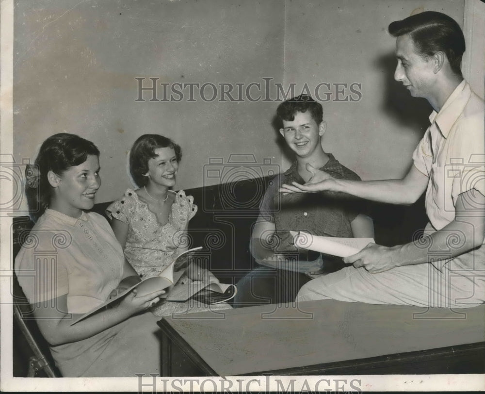 1952 Press Photo Three members of theater workshop at Central Park with Director - Historic Images