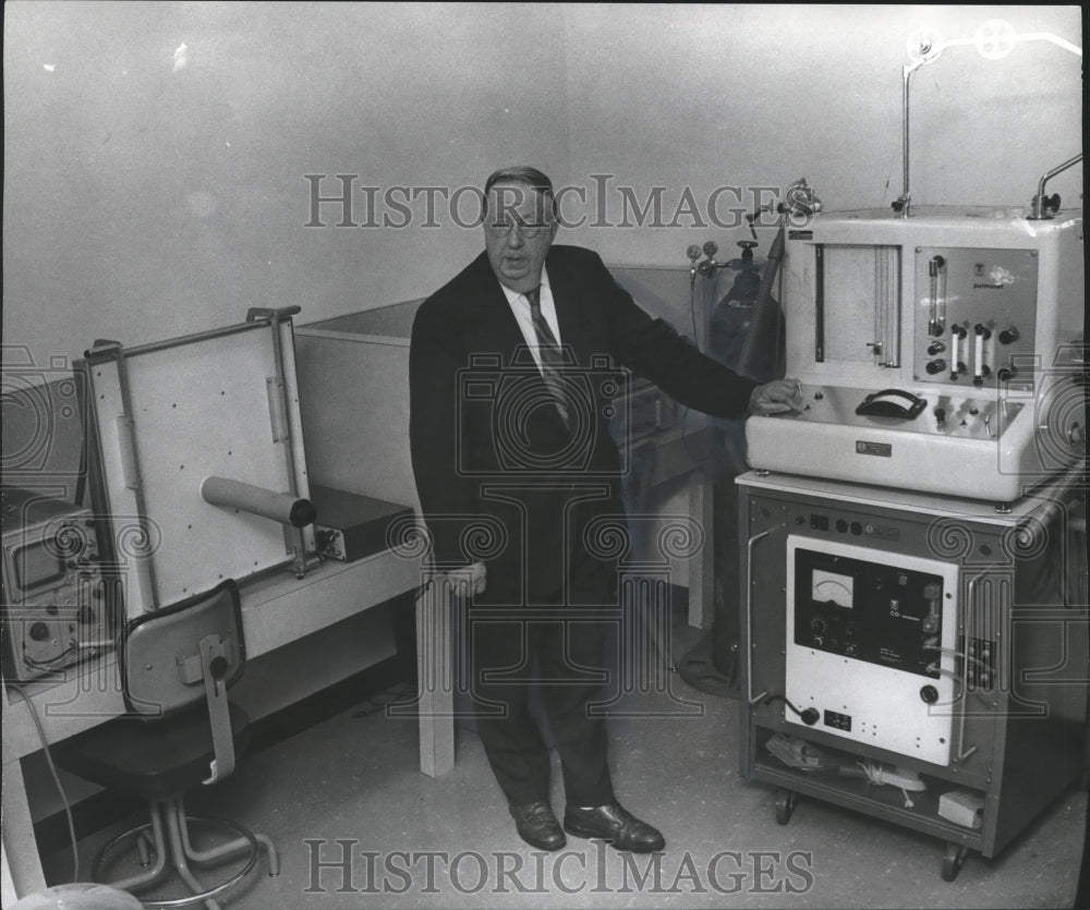 1971 Press Photo K. W. Grimley, of the Tuberculosis Association and lung machine - Historic Images