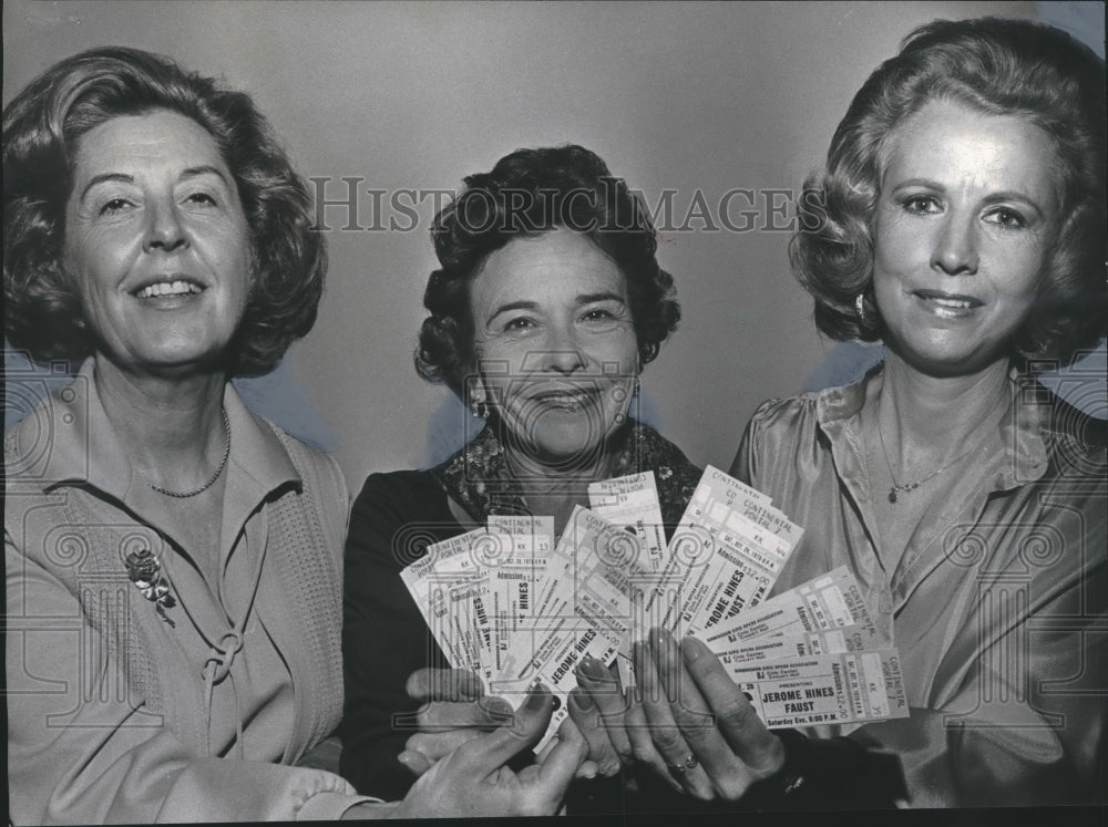 1978 The Birmingham Civic Opera Association Members with tickets - Historic Images