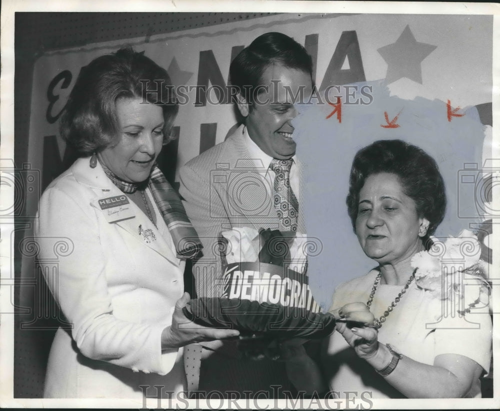 1974 Press Photo Mrs. Burns, Lawson ready to cap candidate Nina Miglionico, AL - Historic Images