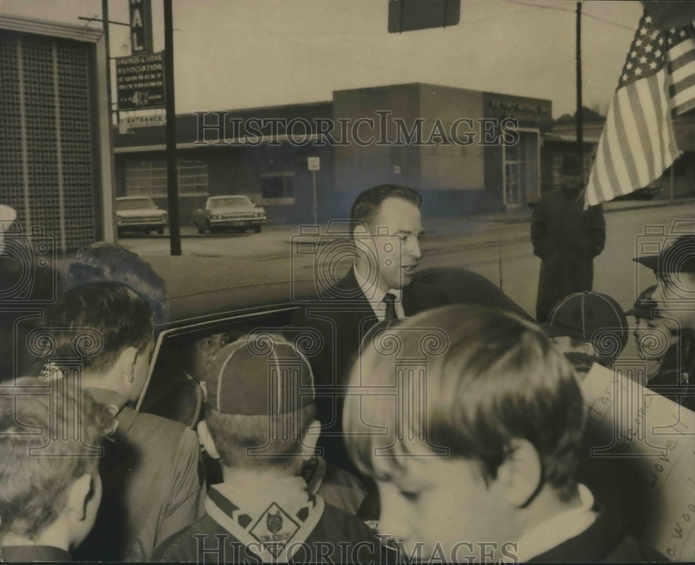 1970 Astronaut James Lovell with crowd in Homewood - Historic Images