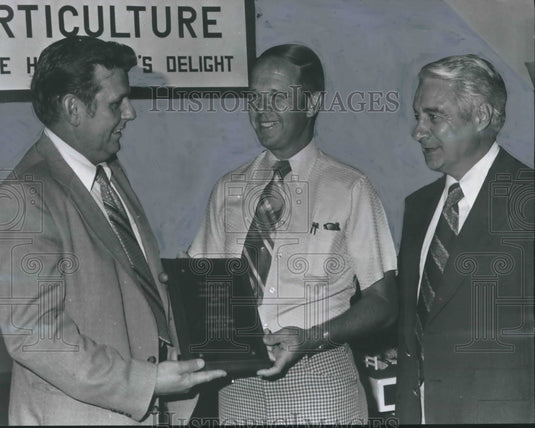 1978, Agriculture Committee of the Birmingham Area presents plaque - Historic Images