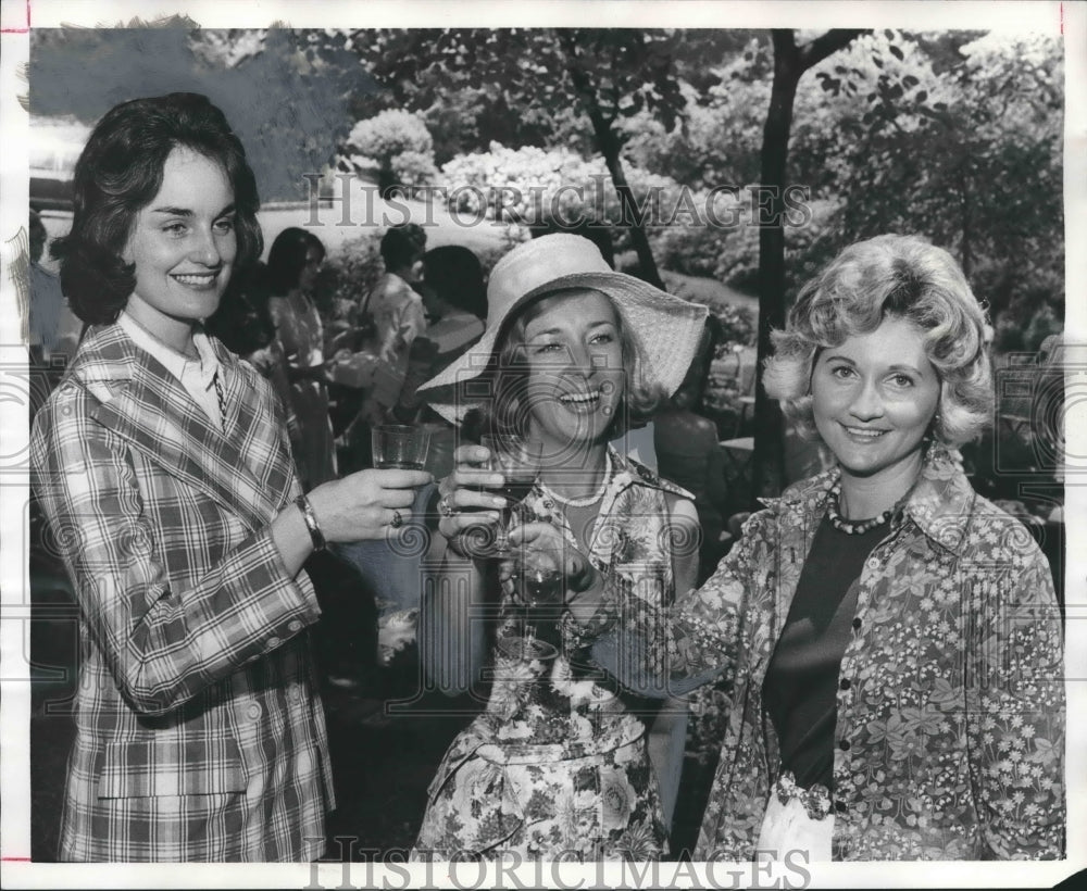 1975, Bar Auxiliary ladies enjoy a pretty day out of doors, Alabama - Historic Images