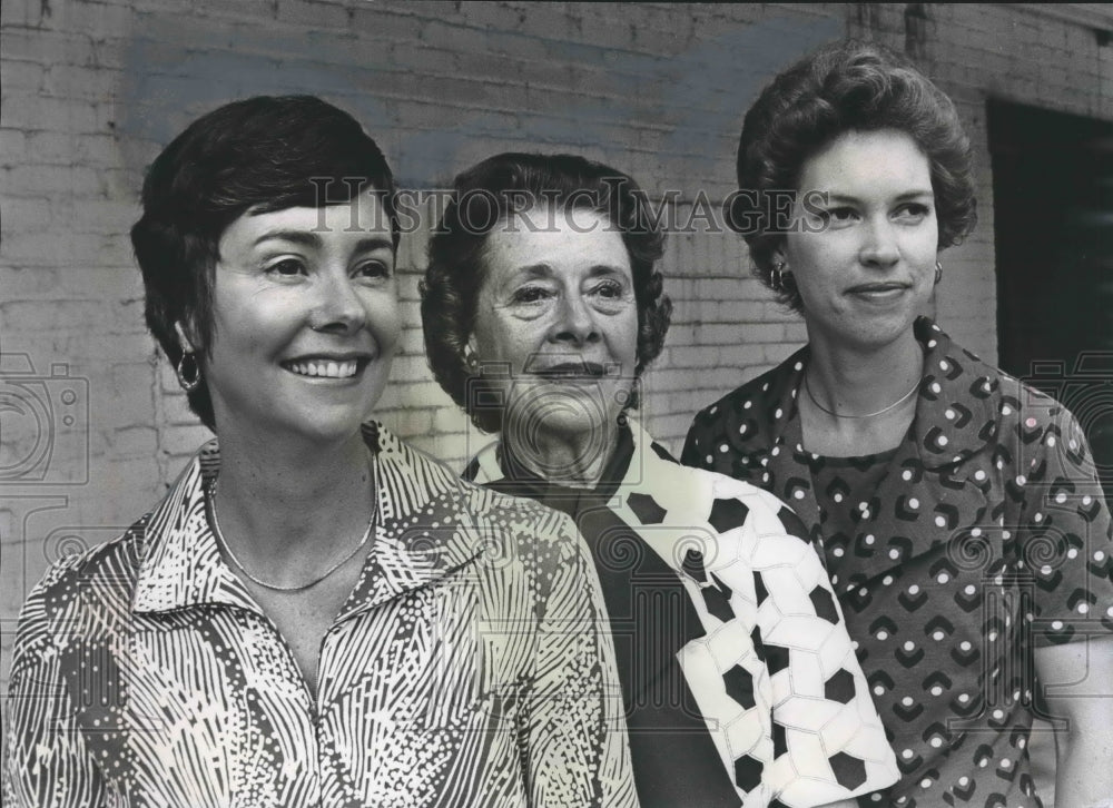 1975 Press Photo Suzanne Woodall, Louise Mohr and Susan Haskell at Meeting - Historic Images