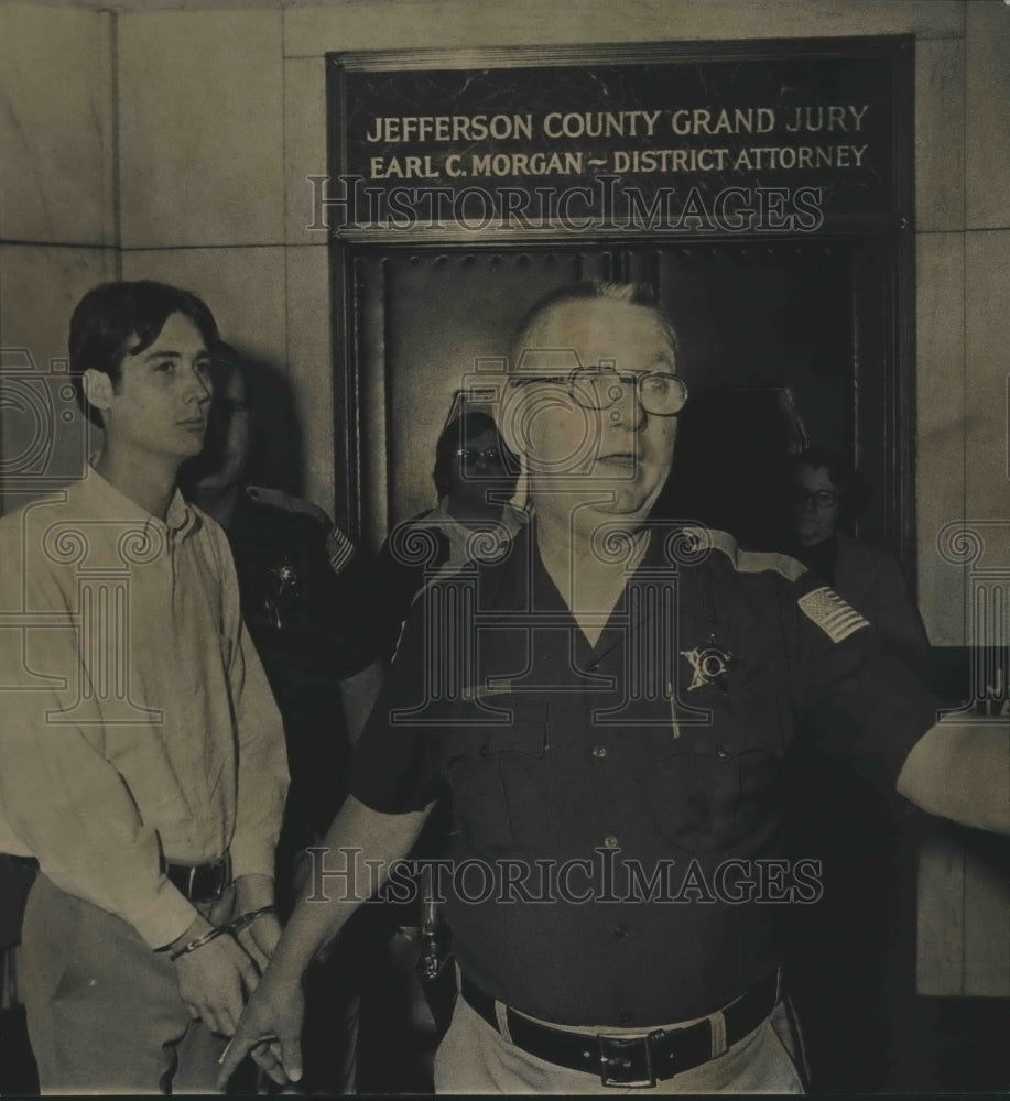 1978 Court Bailiff J. D. Miller clears cameras for James A. Simpson - Historic Images