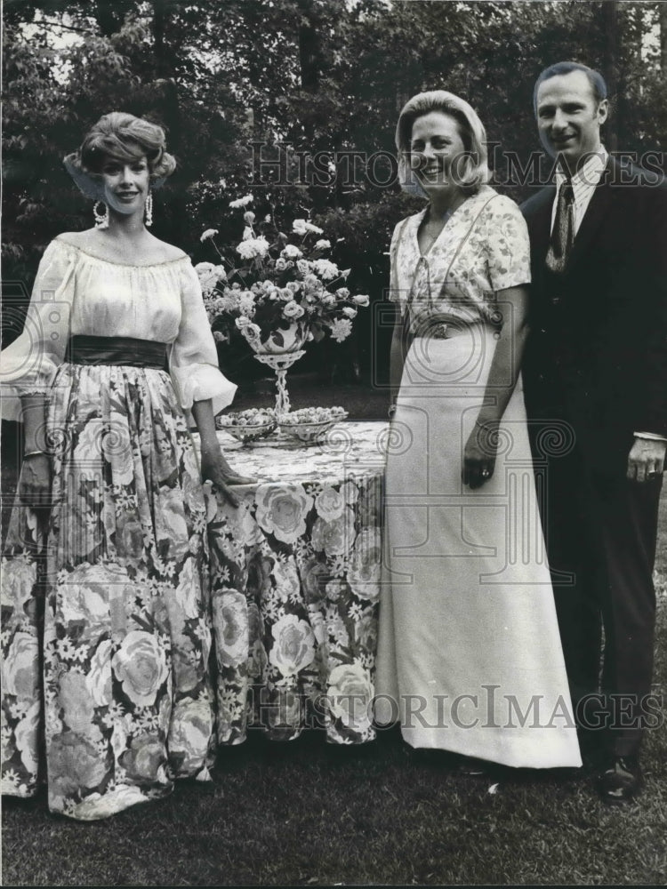 1972, Mrs. James E. Simpson with Mr. and Mrs. Allen D. Rushton, Event - Historic Images