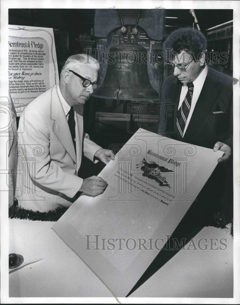 1976 Fairfield Mayor Lawrence Sides signs petition by Pete Bybee - Historic Images