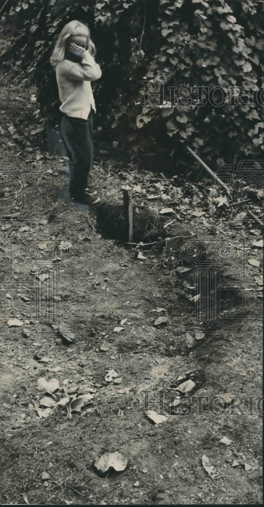 1964 Press Photo Cindy Romano inspects depression, Sink Holes in Birmingham - Historic Images