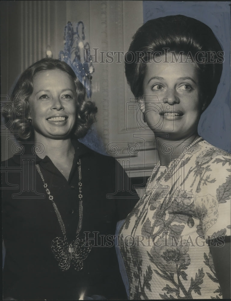 1971 Pat Voss, of Nashville, left with Mrs. Alfred M. Shook, Jr. - Historic Images