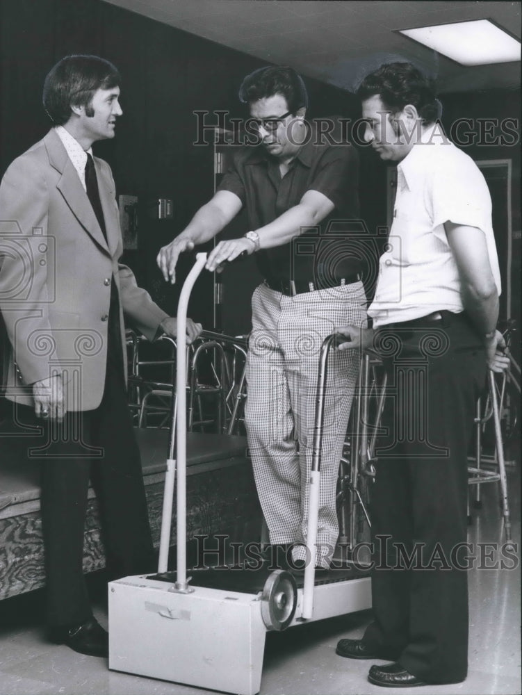 1977 Press Photo Guatemalan Doctors Try American Rehabilitation Equipment - Historic Images