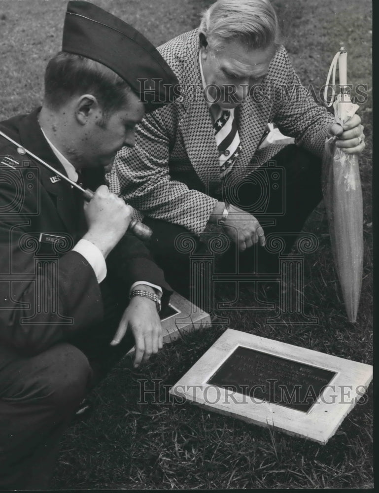 1973 Press Photo George Seibels, Captain Edwin Hawley, Former POW, Freedom Tree - Historic Images