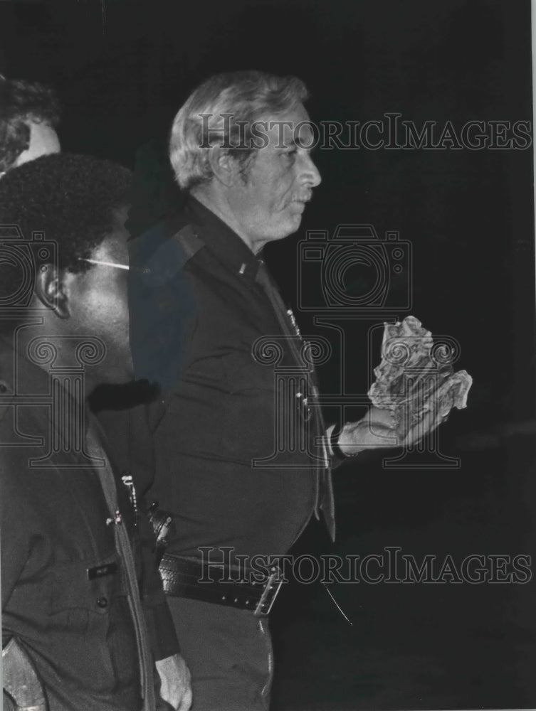 1982 Press Photo Birmingham police Lt. Harry Hayes holds money stolen in holdup - Historic Images