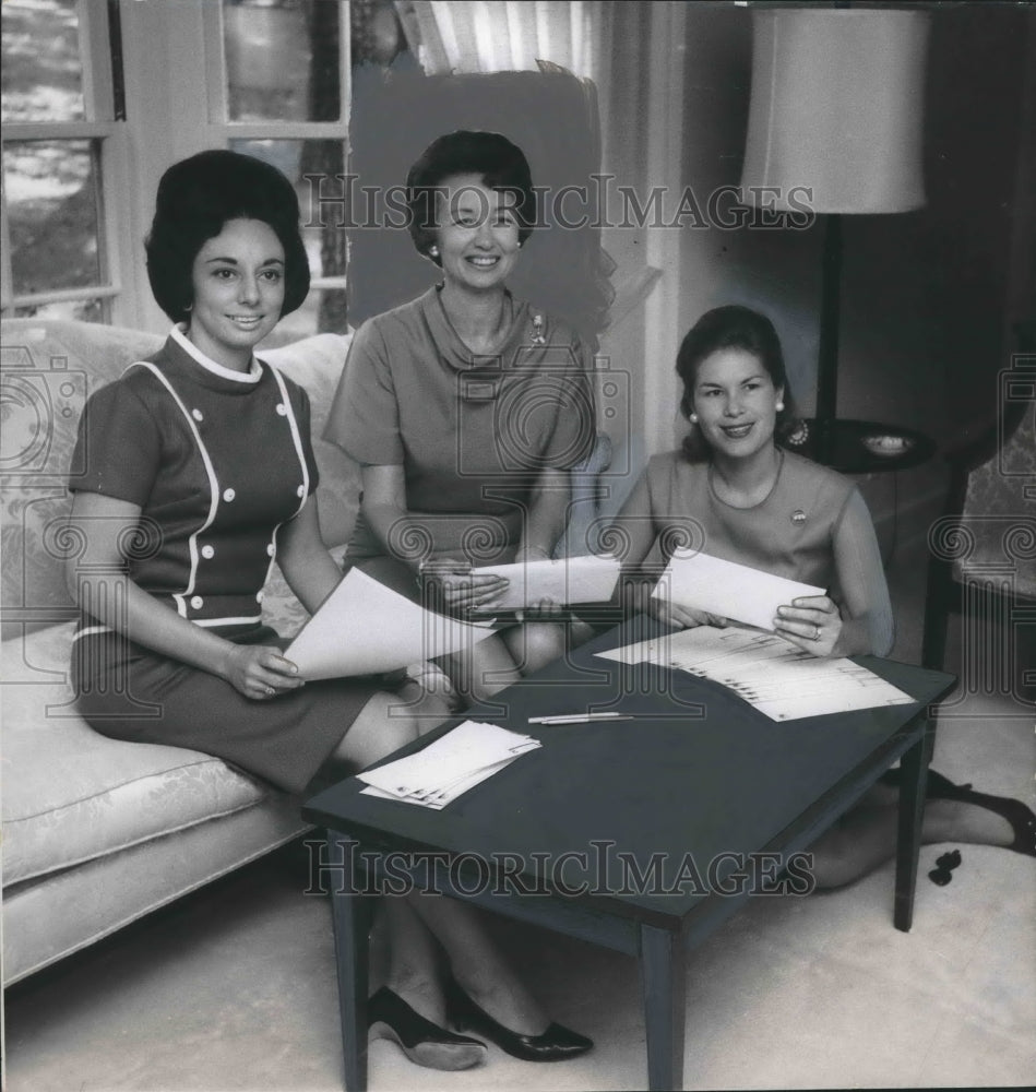 1967 Press Photo Mrs Hawk, Mrs Cook, Mrs Coxe, AAUW Members prepare invitations - Historic Images