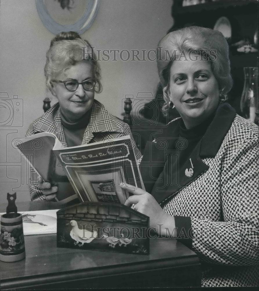 1973 Press Photo Priscilla Hauser, tole painting expert &amp; Mrs H L Swint, Seminar - Historic Images