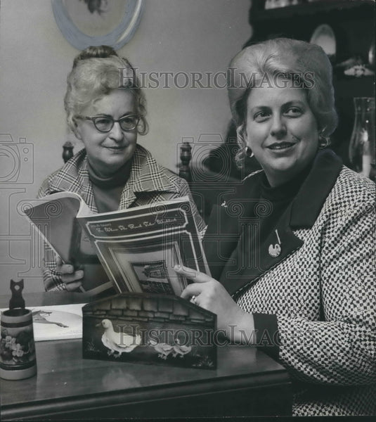 1973 Press Photo Priscilla Hauser, tole painting expert & Mrs H L Swint, Seminar - Historic Images