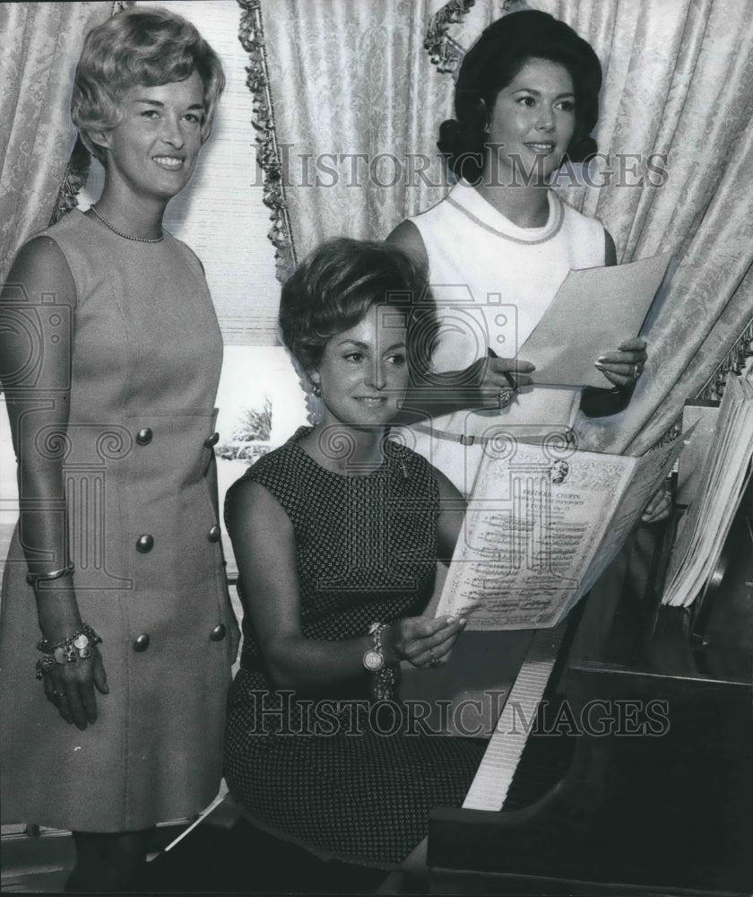 1969, Mrs. Elbridge T. Hydinger, Others at Clubwomen coffee Meeting - Historic Images