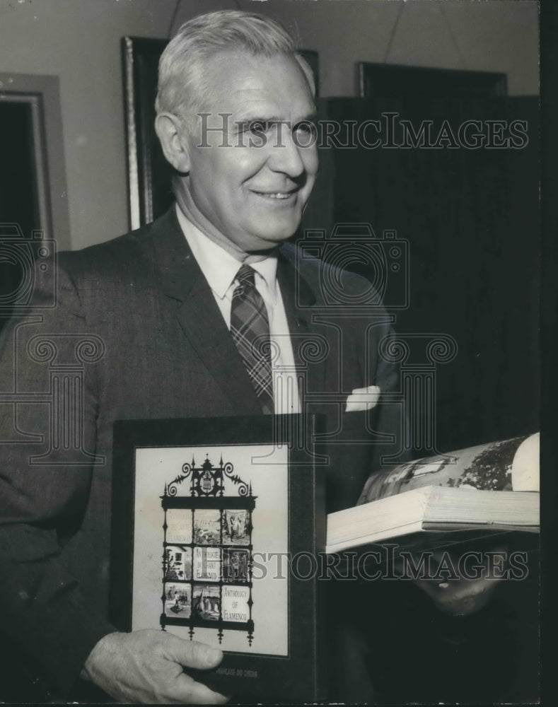 1970 Press Photo Birmingham Mayor George Seibels displays travel items - Historic Images