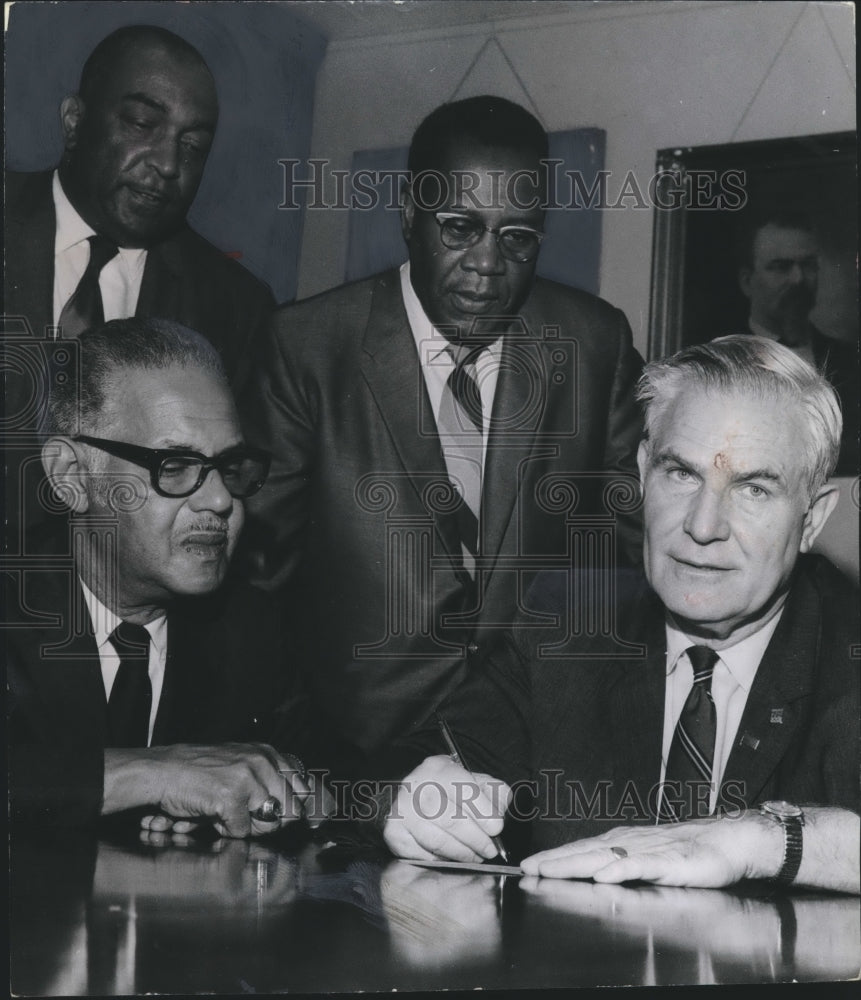 1970 Press Photo Birmingham Mayor George Seibels signs check with Dr. Matherson - Historic Images