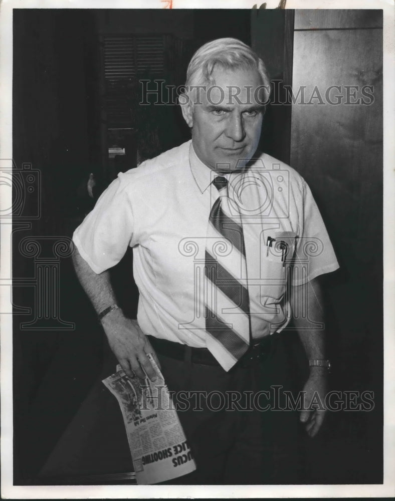 1972 Press Photo Birmingham Mayor George Seibels holding newspaper - abno06738 - Historic Images