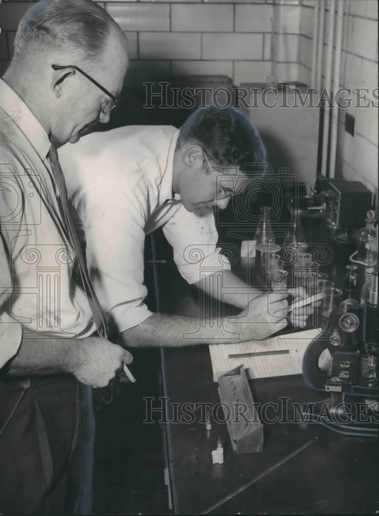 1954, Toxicologist & chemist test evidence in Alva Knox disappearance - Historic Images