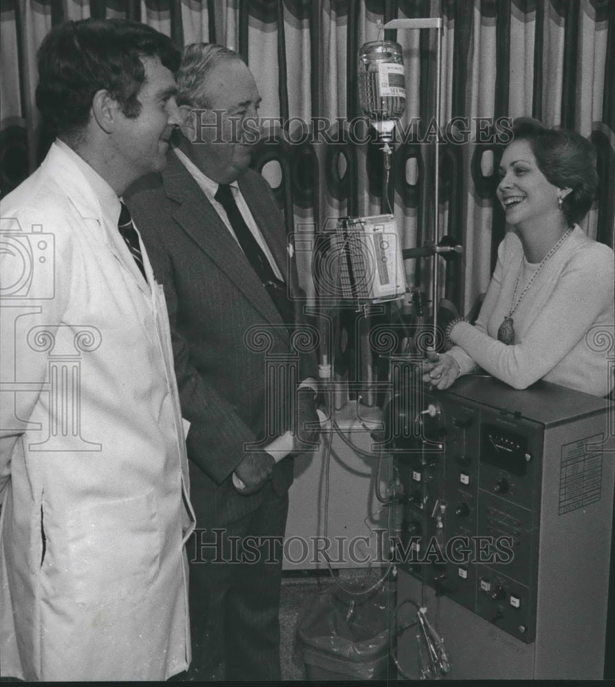1977 Press Photo Dr. Edward Kohaut, Physician, with dialysis machine in Alabama - Historic Images