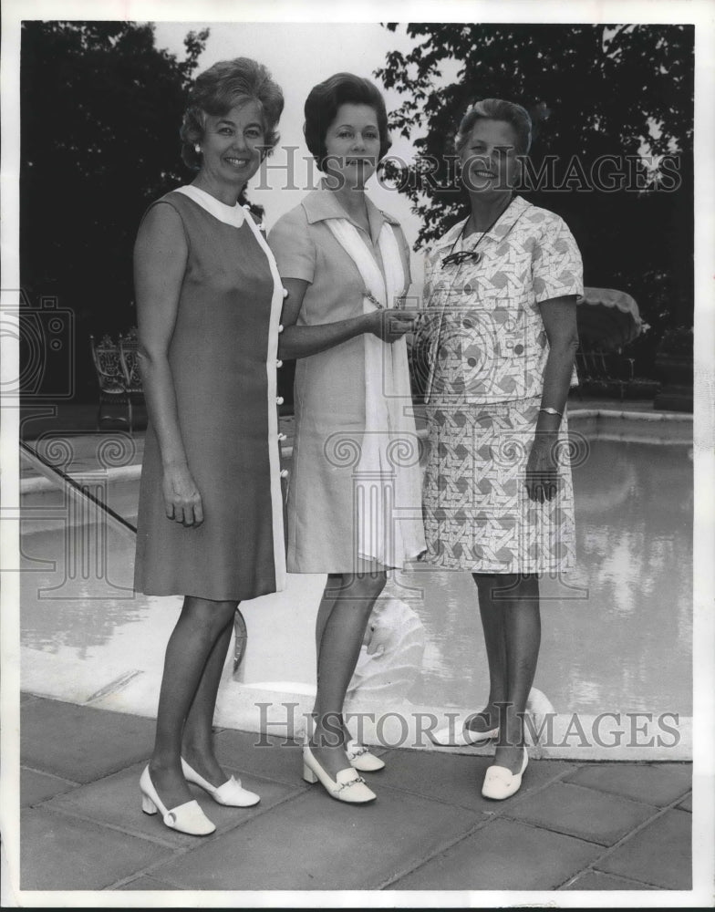 1970 Ladies planning ticket sale for Lecture - Historic Images