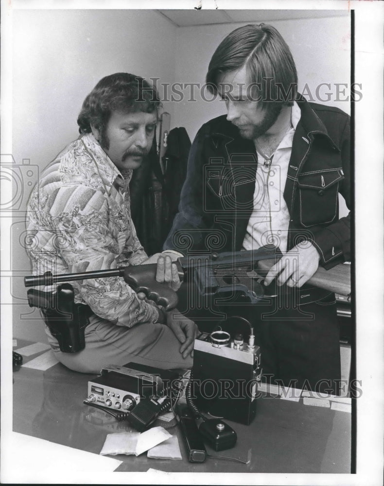 1976 Press Photo Sargent J.L. Sims, Police officer, with evidence in Birmingham - Historic Images