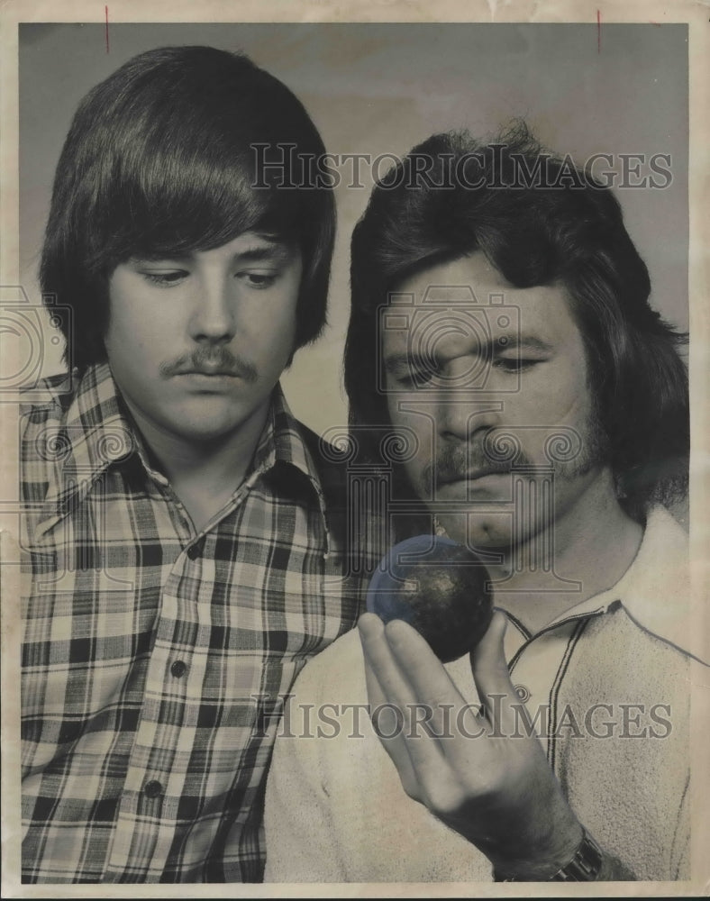 1974 Press Photo Alabama Divers Dewey Green, Robert McLellan found cannon ball - Historic Images